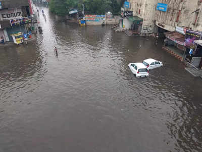 Ahmedabad Rain: શનિવારે શહેરમાં પડેલા ધોધમાર વરસાદના પાણી કેટલાક વિસ્તારમાં હજુ પણ ઓસર્યા નથી 
