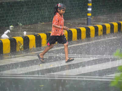 Delhi Rain Alert : दिल्ली के इन इलाकों में सुबह से हो रही बारिश, जानिए आने वाले दिनों में कैसा रहेगा मौसम