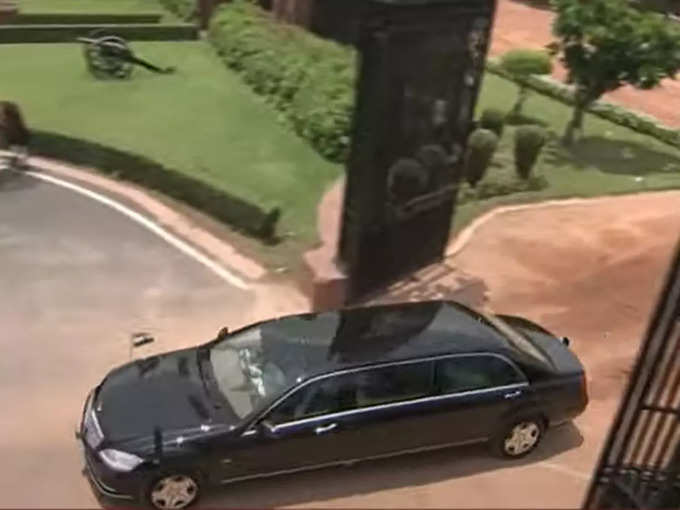राष्ट्रपति भवन के गेट से बाहर निकलती पूर्व राष्ट्रपति कोविंद की गाड़ी