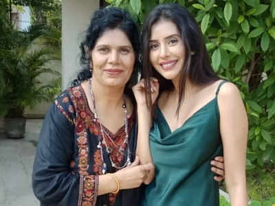 Charu Asopa: चारू असोपा की मां नीलम असोपा ने बिन नाम अपने ही बच्चों पर कसा तंज, व्लॉग में कही चुभने वाली बातें