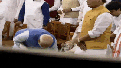 VIDEO: जब पीएम मोदी ने खुद उठाकर दिया पूर्व राष्‍ट्रपति प्रतिभा पाटिल का रुमाल