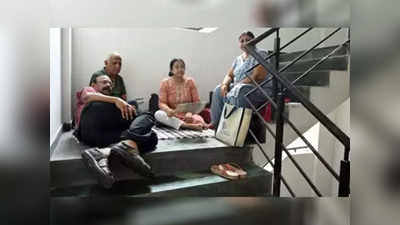 Noida News: सोसाइटी में किराएदार अंदर और 4 दिन से सीढ़ियों पर पड़े बुजुर्ग फ्लैट मालिक, जानें पूरा मामला