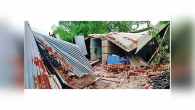 डोक्यावरचे छप्पर हरवले;पावसामुळे जिल्ह्यातील ७०० घरांची पडझड