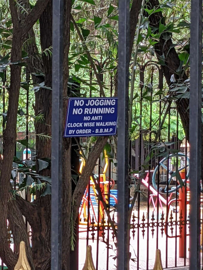 నేను పార్కులో ఈ సైన్ చూశాను (సైన్ బోర్డులో - జాగింగ్ లేదు, రన్నింగ్ లేదు, యాంటీ క్లాక్ వైజ్ వాకింగ్ కూడా లేదు. బీబీఎంపీ ఆదేశం)