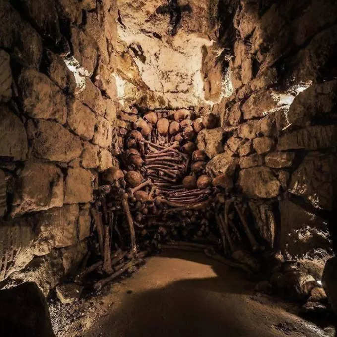 ప్యారిస్‌లోని కాటకోంబ్స్ (Catacombs) మ్యూజియంలో ఇదో సింహాసనం. పూర్తిగా పుర్రెలు, మనుషుల ఎముకలతో చేసినది