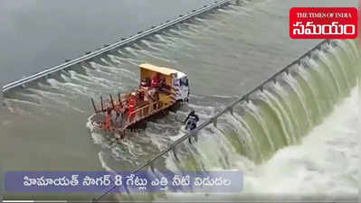 ORR వద్ద వరదలో చిక్కుకున్న బైకర్.. NDRF ఇలా కాపాడింది 