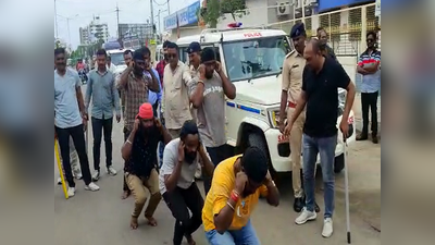 સુરેન્દ્રનગરઃ ભૂંડ પકડવા મામલે તલવાર સાથે આતંક મચાવનાર ગેંગની ધરપકડ, પોલીસે જાહેરમાં કાઢ્યું સરઘસ