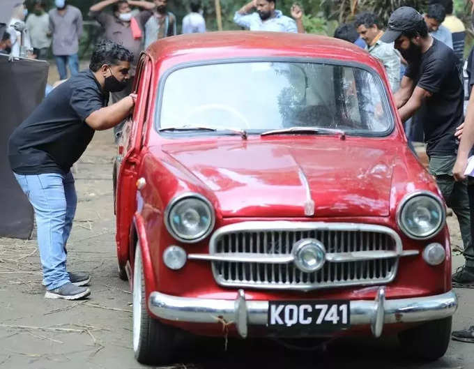 ರೆಡ್ ಮಿನಿ ಕಾರ್ ಡಿಸೈನ್ ಮಾಡಿಸಿರುವ ಶಿವಕುಮಾರ್