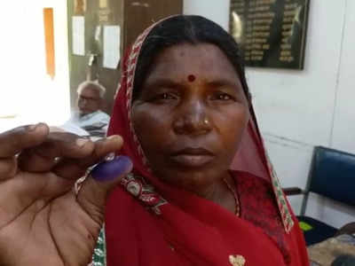 Panna: लकड़ी लाने जा रही आदिवासी महिला की किस्मत चमकी, रास्ते में गिरा मिला 20 लाख रुपये का हीरा