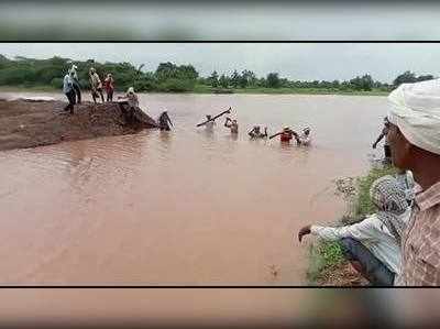 મોડાસાના મુલોજ ગામે સ્મશાન જવા માટે પણ કેડ સમાણા પાણીમાંથી થવું પડે છે પસાર 