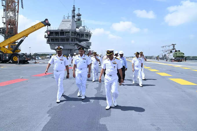 विक्रांत के साथ भारतीय नौसेना