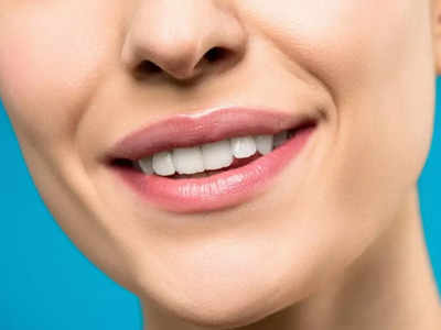 दातांचा पिवळेपणा दूर करण्यासाठी वापरा या Teeth Whitening Powder