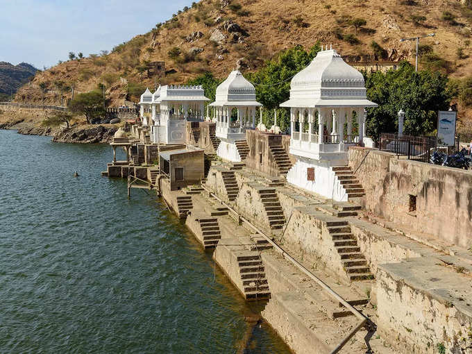 झील पर संगमरमर का भारतीय हाथी - Marble Indian elephant at the lake