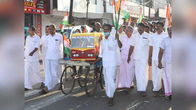 കെഎസ്ആർടിസി ബസ് കെട്ടിവലിച്ച് കോൺഗ്രസ് പ്രവർത്തകർ; സർവീസ് വെട്ടിക്കുറച്ചതിൽ പ്രതിഷേധം