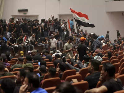 Iraq Parliament Attack : इराक की संसद में दूसरी बार घुसे प्रदर्शनकारी, मुल्क पर मंडरा रहे गृह युद्ध के बादल, खूनखराबे की आशंका