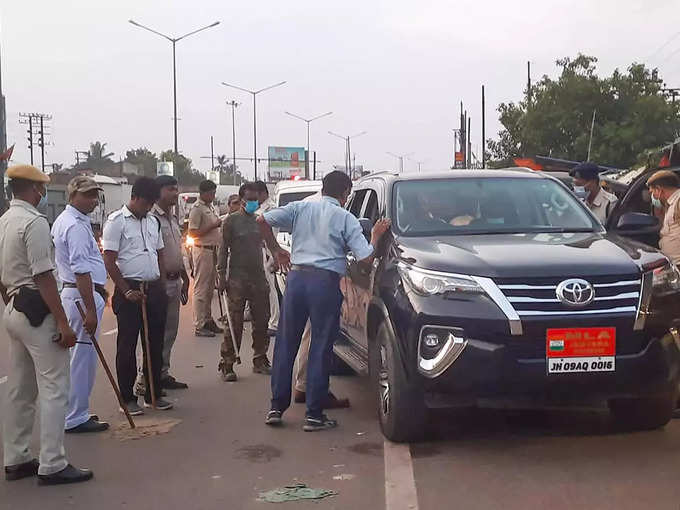 इसी गाड़ी से पकड़ा गया था कैश