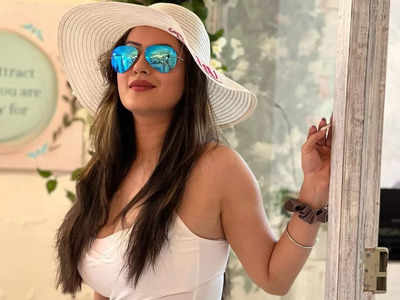 Puja Banerjee: ডিপনেক সাদা টপে হটনেস উপচে পড়েছে! ছোট্ট স্কার্টে আগুন লাগাচ্ছেন পূজা