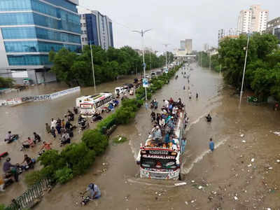Flood in Pakistan: पाकिस्तान में बारिश और बाढ़ से भारी तबाही, अब तक 320 की मौत, क्वेटा-कराची में बिगड़े हालात