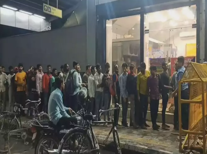 દિલ્હીના છતરપુર મેટ્રો સ્ટેશન પાસે દારૂની દુકાન પર લાઈન