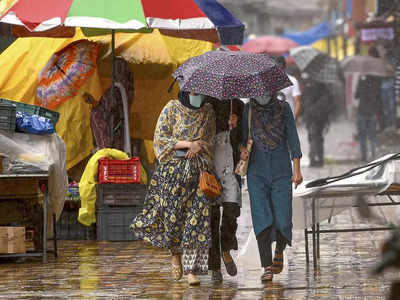 Rainfall Forecast: ঘন কালো মেঘে ঢাকা আকাশ, দিনভর বৃষ্টিতে ভাসতে চলেছে বাংলা