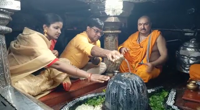 ​दुग्धाभिषेक करून नागनाथ प्रभूची महापूजा (Nageshwar Jyotirlinga In Maharashtra)