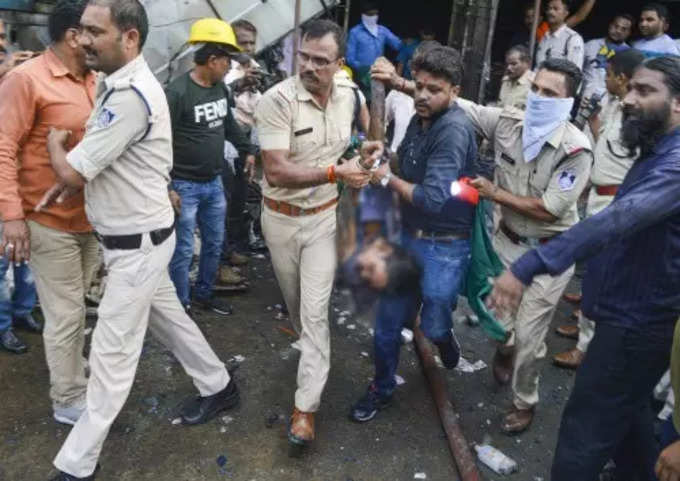 भीषण आगीत चौघांचा मृत्यू, अनेक जखमी