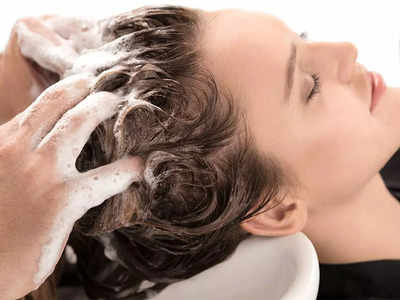 बढ़ता हुआ डैंड्रफ झड़ते बालों का बन सकता है कारण, इन Hair Shampoo से कर सकते हैं बचाव