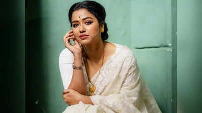 Sohini Sarkar: ডিপনেক ব্লাউজ ও সাদা জামদানিতে লাস্যময়ী সোহিনী! ছবি দেখেই যে মন হারাচ্ছে নেটপাড়া