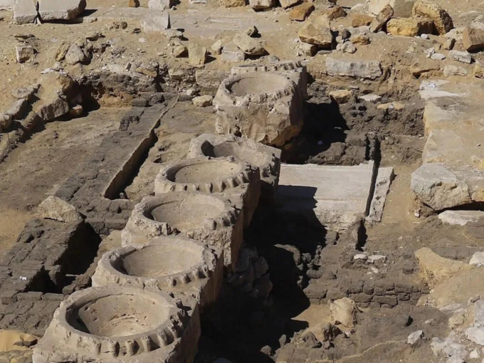 ​King Nyuserre च्या मंदिराखाली सापडले कच्च्या विटांचे अवशेष