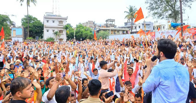 १२ खासदार, ४० गद्दार झाले त्यांच्यातही दोन गट