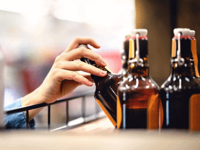 एटाः तस्करी की आशंका के चलते टेट्रा पैक में बिकेगी शराब, क्वॉर्टर की बिक्री पर प्रशासन ने लगाई रोक