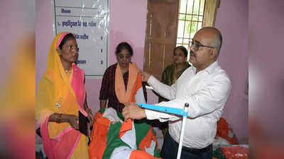 Amrit Mahotsav: देवरिया में फहराए जाएंगे 5.62 लाख तिरंगे, झंडा तैयार करने में जुटीं स्वयं सहायता समूह की महिलाएं