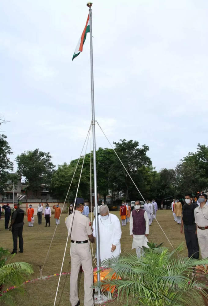 आरएसएस चीफ मोहन भागवत 15 अगस्त 2020 को संघ मुख्यालय में तिरंगा फहराते हुए