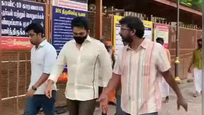 Viruman Karthi:தாயே மீனாட்சி, விருமன் சூப்பர் ஹிட்டாகணும்: சாமி தரிசனம் செய்த கார்த்தி