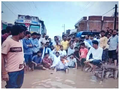 Morena : मुरैना में बारिश के पानी से भरे गड्ढे में बैठकर लोगों ने किया प्रदर्शन, चक्‍का जाम कर केंद्रीय मंत्री के खिलाफ लगाए नारे