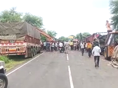 दोन ट्रक समोरासमोर धडकले, चौघांचा जागीच मृत्यू, लोखंडी रॉड शरीरातून आरपार