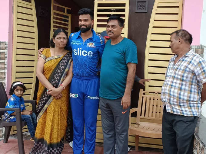 कुमार कार्तिकेय अपने माता पिता के साथ
