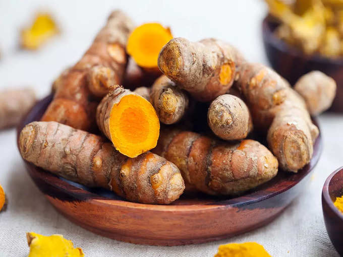 ​১. কাঁচা হলুদ কমায় কোলেস্টেরল (Raw Turmeric)