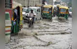 Delhi-NCR Rains: दिल्ली-एनसीआर पर मेहरबान हुए इंद्रदेव, झमाझम बारिश से मौसम हुआ सुहाना, देखिए तस्वीरें