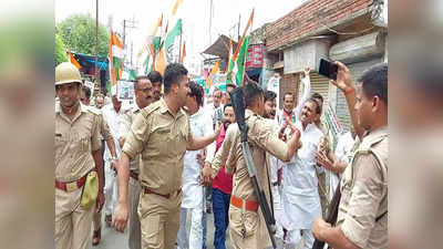 UP News: कांग्रेसियों ने देश में महंगाई के विरोध में निकाली शव यात्रा, पुलिस ने किया गिरफ्तार