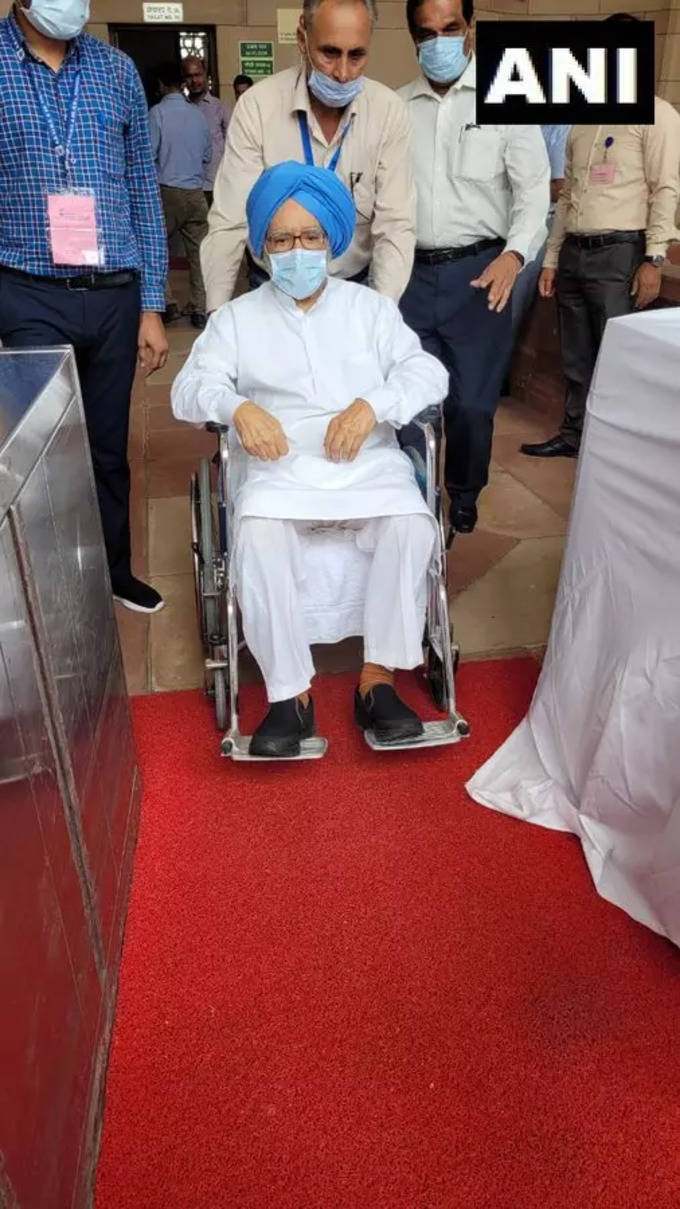 पूर्व प्रधानमंत्री और कांग्रेस सांसद डॉ मनमोहन सिंह उपराष्ट्रपति चुनाव के लिए अपना वोट डालने संसद पहुंचे। स्वास्थ्य संबंधी दिक्कतों के चलते उन्हें वीलचेयर का सहारा लेना पड़ रहा है।