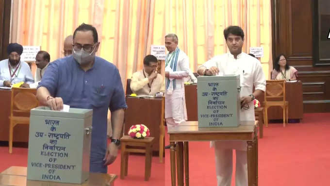 उपराष्ट्रपति चुनाव के लिए केंद्रीय मंत्री ज्योतिरादित्य सिंधिया और राजीव चंद्रशेखर ने वोट डाला। देखिए तस्वीरें