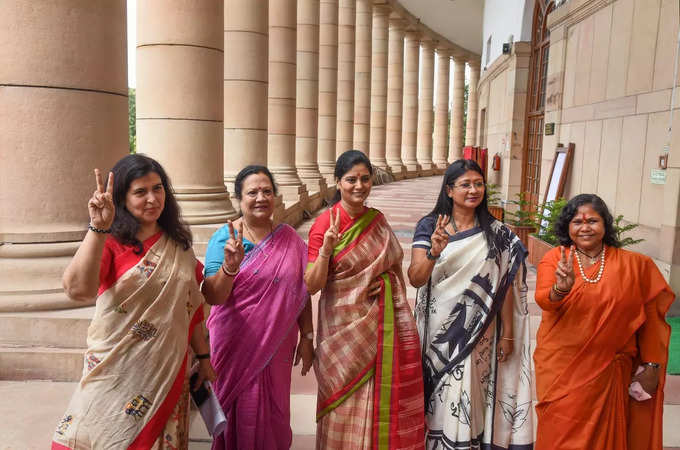केंद्रीय मंत्री अनुप्रिया पटेल, दर्शना जरदोश और साध्वी निरंजन ज्योति ने उपराष्ट्रपति चुनाव के लिए मतदान किया। सभी महिला सांसदों ने विक्ट्री साइन भी दिखाया।