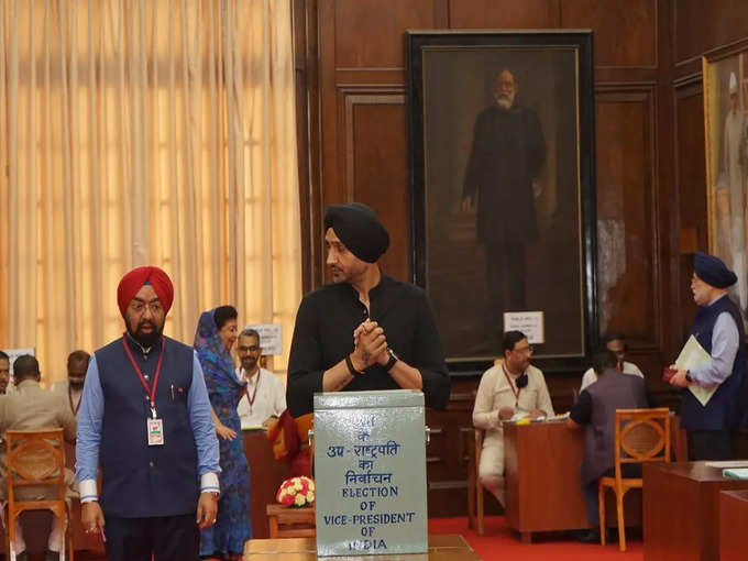 संसद भवन में उपराष्ट्रपति चुनाव की वोटिंग के दौरान आप सांसद हरभजन सिंह
