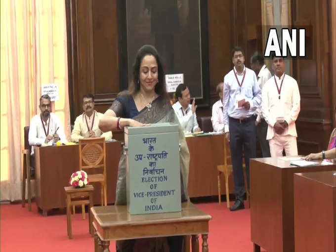 मथुरा से बीजेपी सांसद हेमा मालिनी ने भी संसद भवन पहुंचकर उपराष्ट्रपति चुनाव के लिए वोटिंग की।