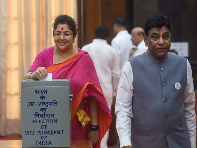 पश्चिम बंगाल से बीजेपी सांसद लॉकेट चटर्जी ने भी संसद भवन पहुंटकर वोट डाला।