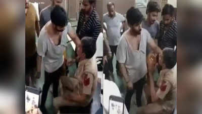 Delhi cop beaten: పోలీస్‌ స్టేషన్‌లోనే దౌర్జన్యం... కానిస్టేబుల్‌ను కొట్టిన దుండగులు