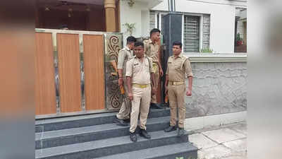 Jhansi News: ताला तोड़कर CA के घर में घुसी आयकर विभाग की टीम, जानिए क्यों आई ऐसी नौबत
