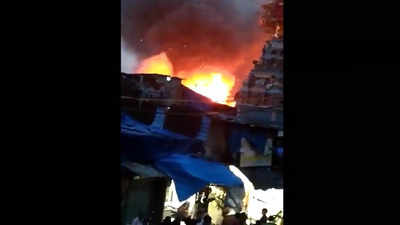 Mumbai Fire: मुंबई में सिलिंडर फटने से झुग्गियों में आग, रे रोड पर बड़ी संख्या में पहुंची फायर ब्रिगेड की गाड़ियां