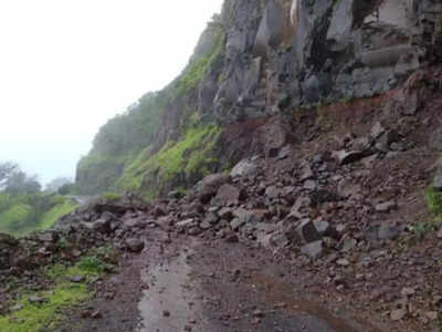 मोठी बातमी! कोकणाला जोडणाऱ्या रघुवीर घाटातील वाहतूक ठप्प; १५ दिवसांत तिसऱ्यांदा कोसळली दरड